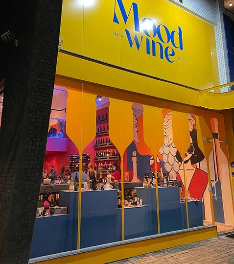 Fachada amarela da Mood Wine